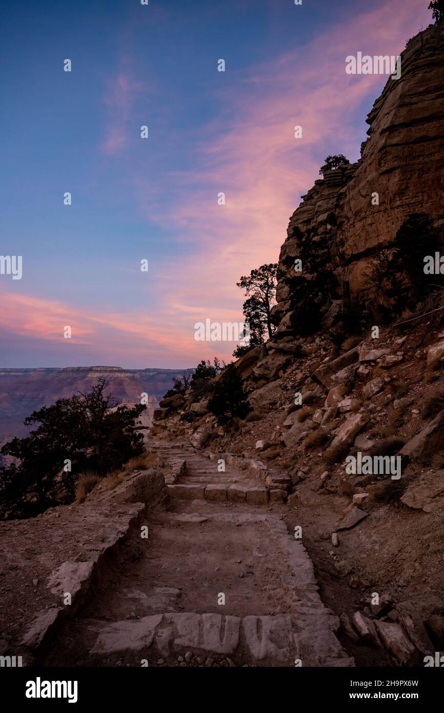 Nuvole rosa all'alba dietro il South Kaibab Trail nel Grand Canyon Foto Stock