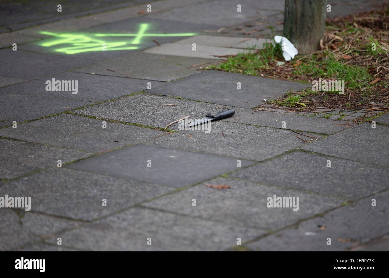 Bonn, Germania. 08th Dic 2021. C'è un coltello a terra. Un uomo di 31 anni è stato ucciso da un poliziotto per aver cercato di ferirlo con un coltello. (Al dpa 'uomo con coltello: Polizia a Bonn colpo di fuoco') Credit: Thomas Banneyer/dpa/Alamy Live News Foto Stock