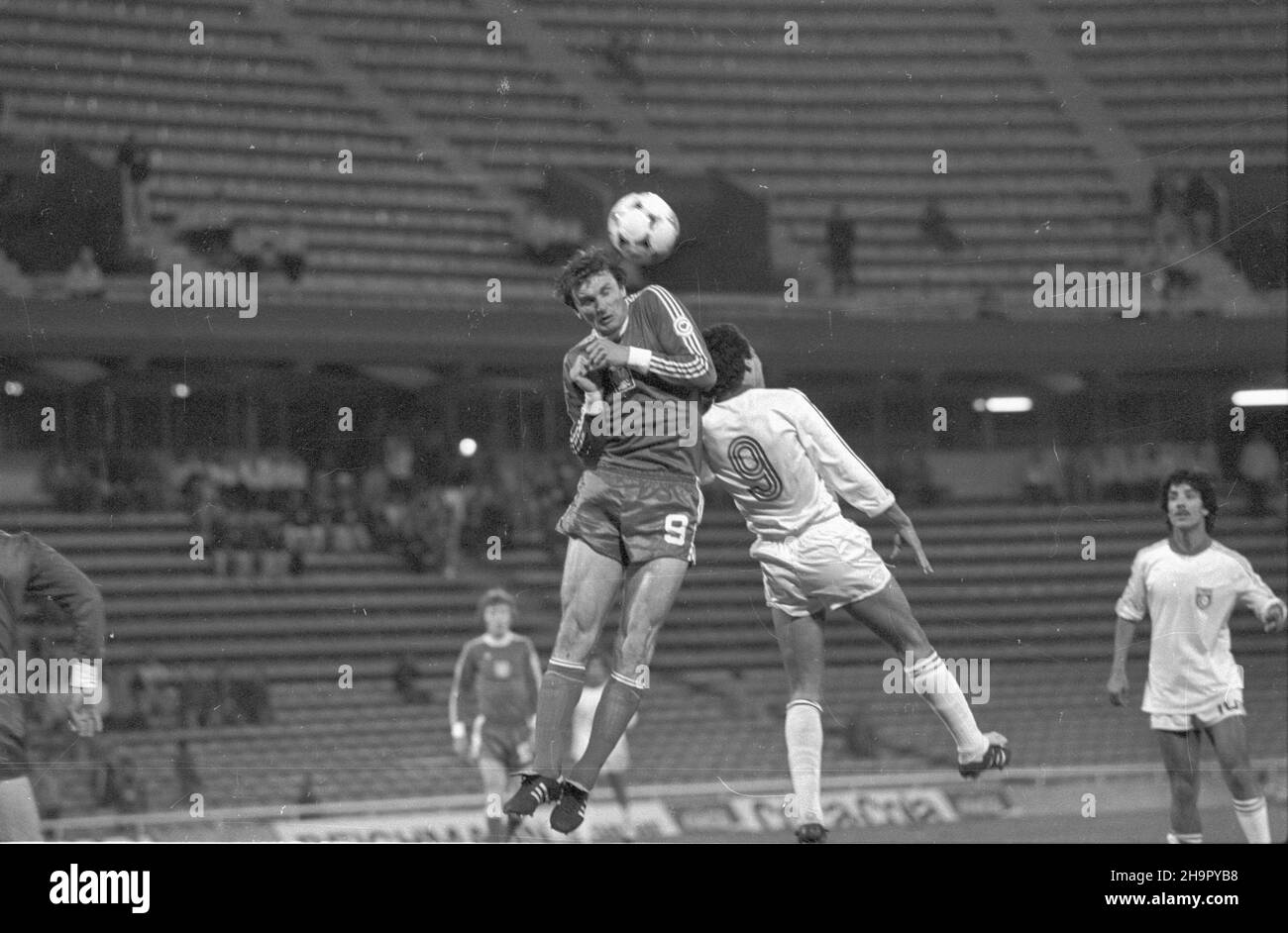 Argentyna Rosario 06.06.1978. XI Mistrzostwa Œwiata w Pi³ce No¿nej (1,06-25.06.1978 r.). Mecz Polska - Tunezja (1:0) na Estadio Gigante de Arroyito. NZ. od lewej: obroñca W³adys³aw ¯muda, napastnik (Tunezja) Mohamed Ali AKID. Gr PAP/Zbigniew Matuszewski Rosario, Argentina, 06 giugno 1978. Il difensore polacco Wladyslaw ZMuda (L) vede per la palla con l'attaccante tunisino Mohamed Ali AKID (2-R) durante la partita Polonia contro Tunisia in occasione della Coppa del mondo FIFA 1978 all'Estadio Gigante de Arroyito di Rosario. La Polonia ha vinto le 1:0. PAP/ZBIGNIEW MATUSZEWSKI Foto Stock