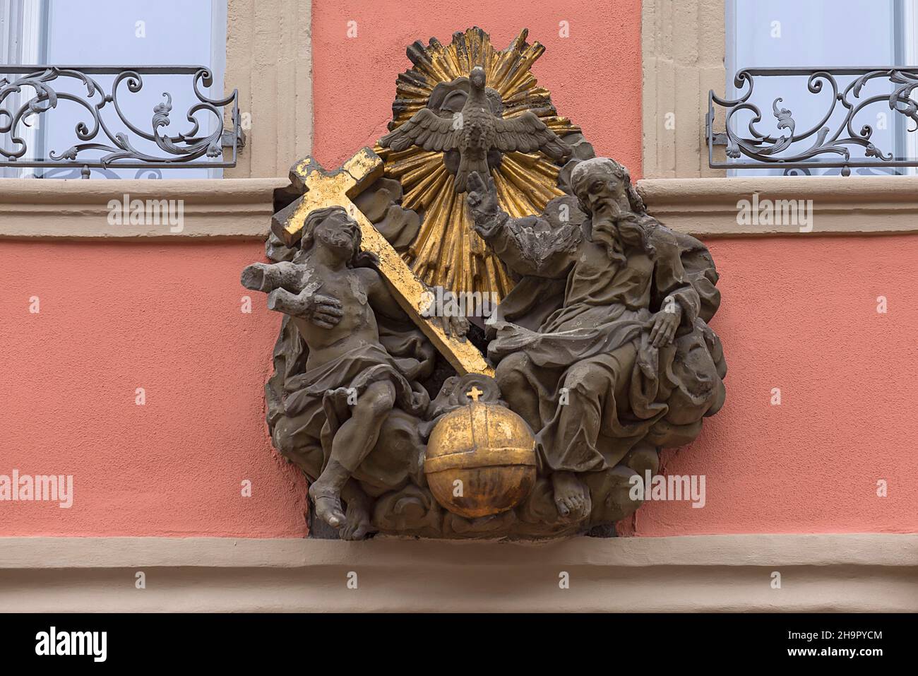 Gruppo di sculture religiose in una casa residenziale, Bamberga, alta Franconia, Baviera, Germania Foto Stock