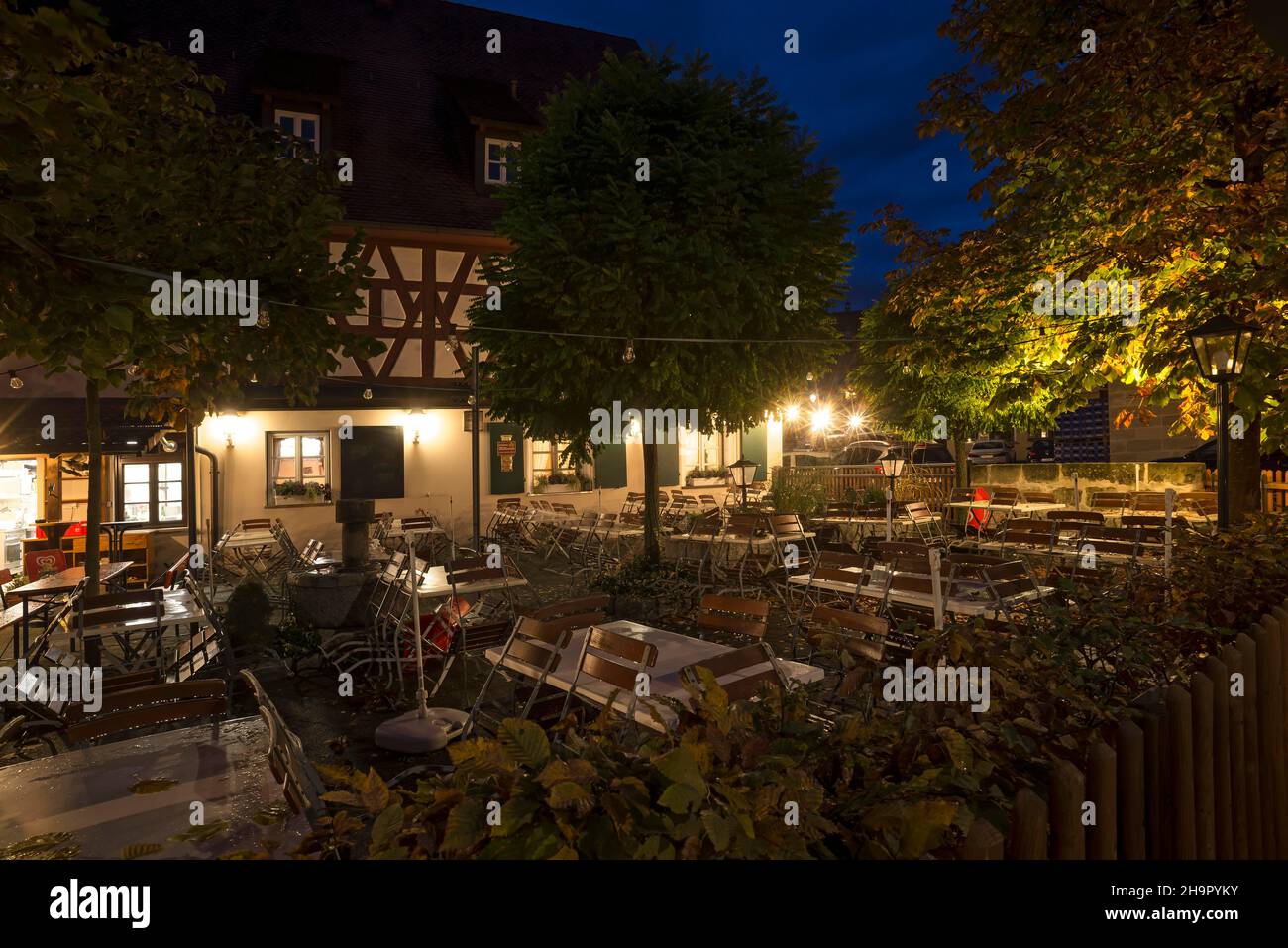 Ristorante con giardino chiuso la sera, Franconia, Baviera, Germania Foto Stock