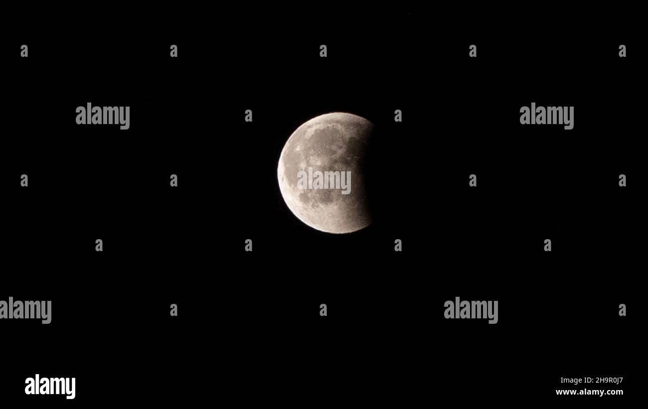 mezza eclisse lunare di notte Foto Stock