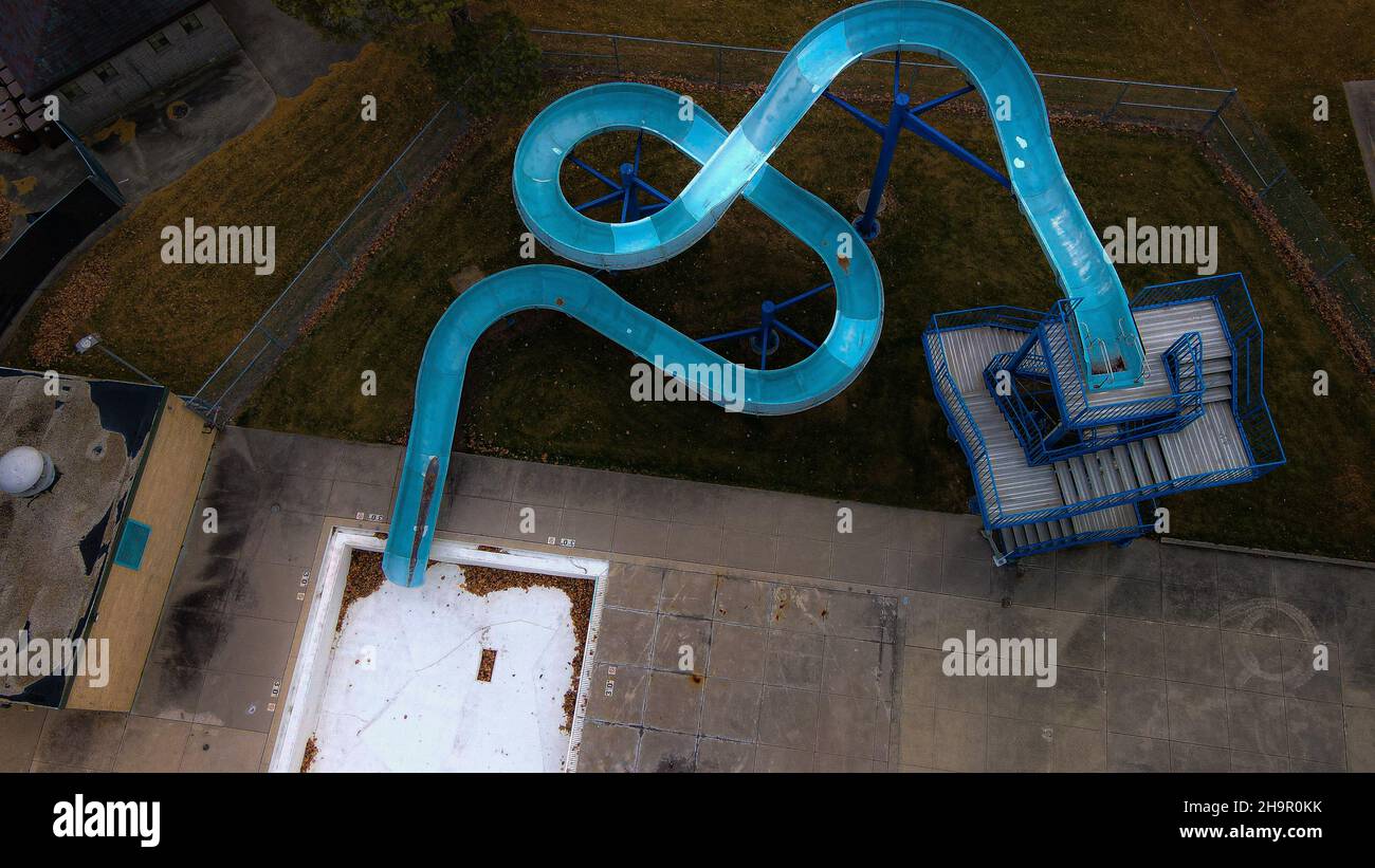 Scivolo acquatico in autunno chiuso dal parco acquatico Community Foto Stock
