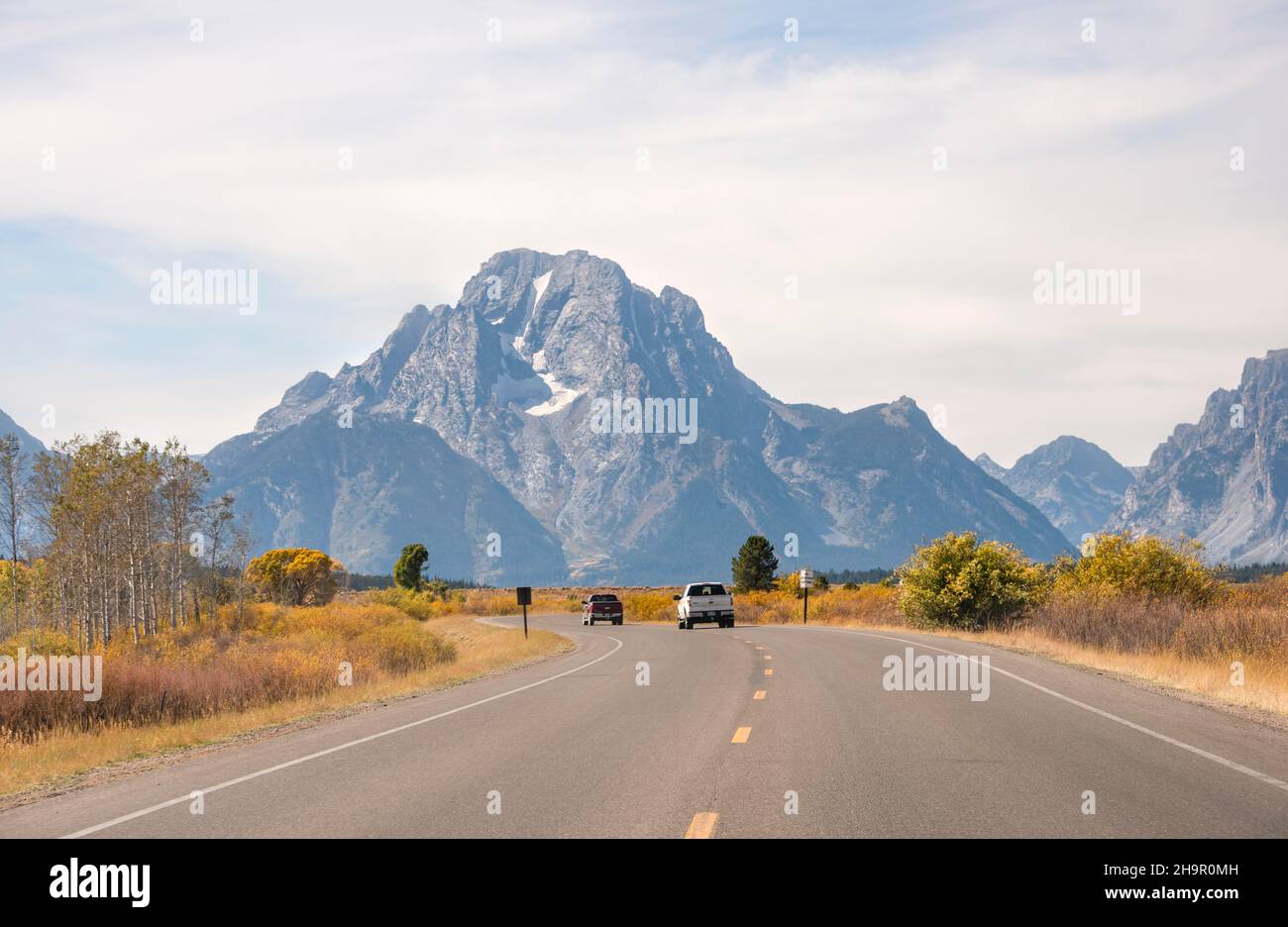 Strada di campagna di fronte al monte Grand Teton Range, cima del Monte Moran, Grand Teton National Park, Wyoming, USA Foto Stock