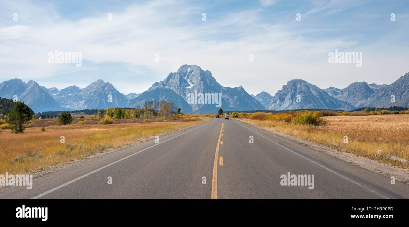 Strada di campagna di fronte al monte Grand Teton Range, cima del Monte Moran, Grand Teton National Park, Wyoming, USA Foto Stock