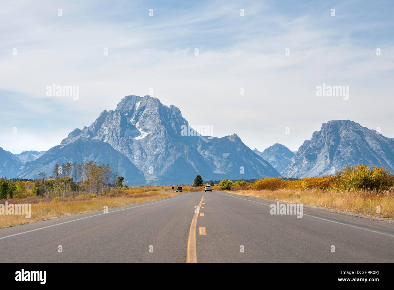 Strada di campagna di fronte al monte Grand Teton Range, cima del Monte Moran, Grand Teton National Park, Wyoming, USA Foto Stock