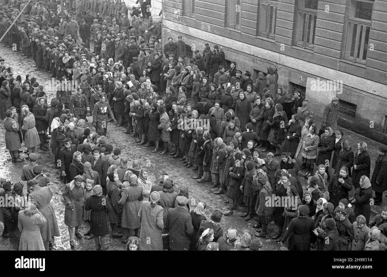 Rzeszów, 1949-03-23. Obchody II rocznicy œmierci Karola Œwierczewskiego. Marsz patrolowy: Ostatnim szlakiem bohatera. NZ. Wymarsz patroli. msa PAP Rzeszow, 23 marzo 1949. Cerimonie che segnano il 2nd anniversario della morte di Karol Swierczewski. Pattuglia marzo: Ultima traccia di un eroe. Nella foto: Pattuglie che marciavano. msa PAP Foto Stock