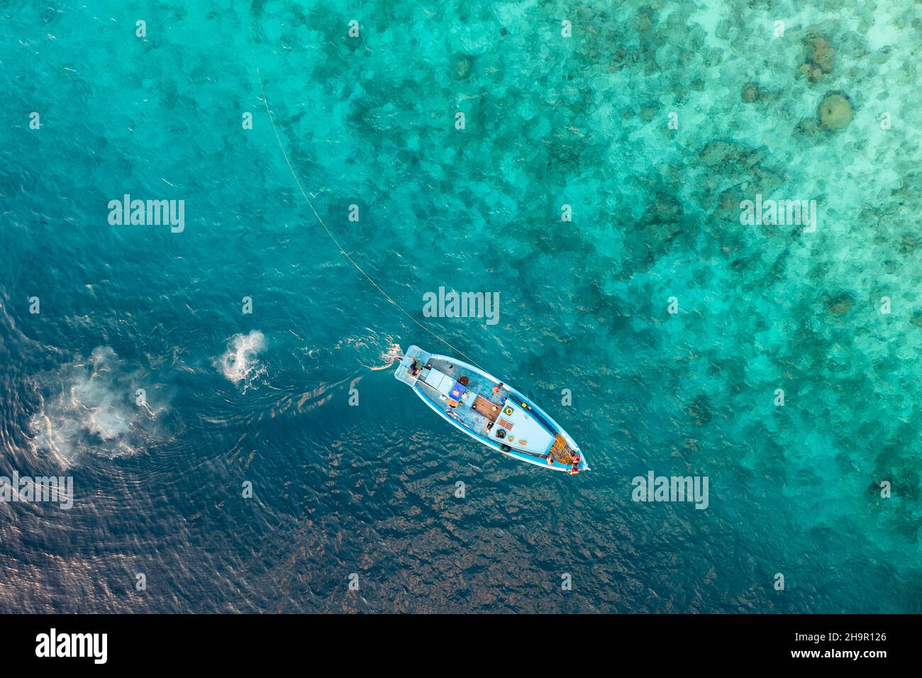 Vista aerea, piccola barca da pesca su una barriera corallina, Atollo di Laviyani, Maldive, Oceano Indiano Foto Stock