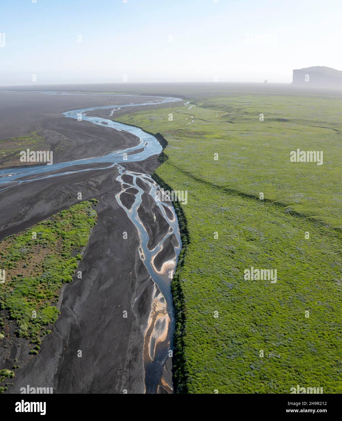 Vista aerea, fiume e paesaggio verde, pianura alluvionale, Suourland, Islanda Foto Stock