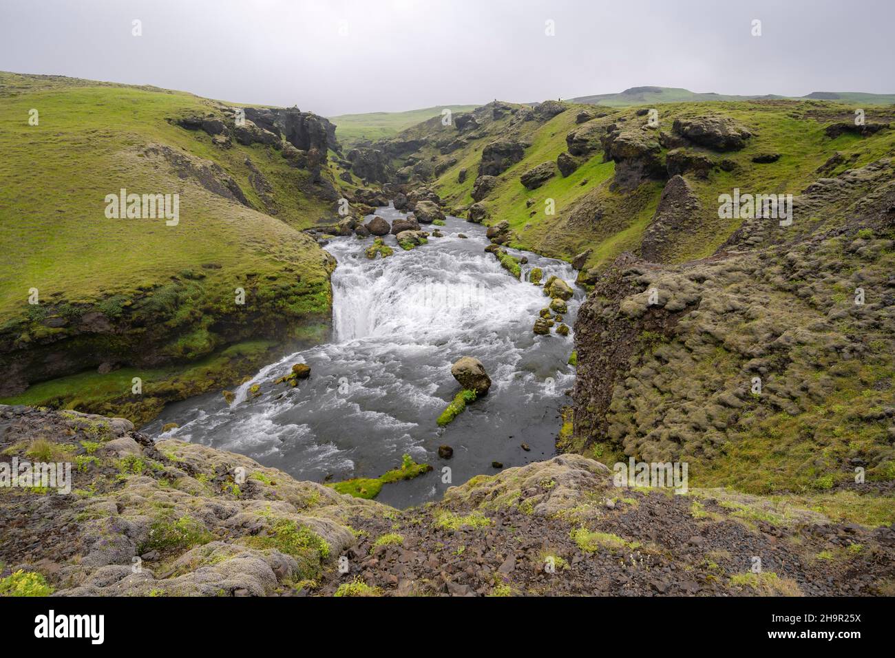 Cascata, paesaggio a Fimmvoerouhals sentiero escursionistico, Islanda del Sud, Islanda Foto Stock