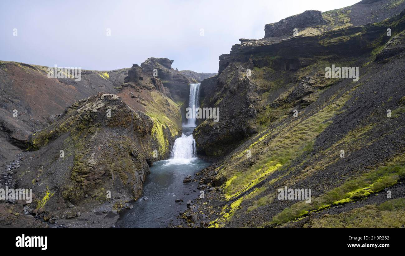 Cascata, paesaggio a Fimmvoerouhals sentiero escursionistico, Islanda del Sud, Islanda Foto Stock