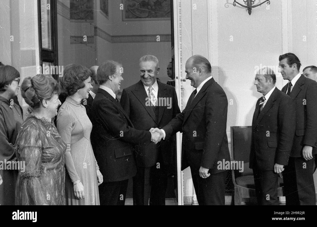 Warszawa, 1977-12-30. Z okazji wizyty prezydenta Stanów Zjednoczonych Ameryki (USA) Jimmy'ego Cartera w Urzêdzie Rady Ministrów odby³o siê przyjêcie. Pañstwo carter i Gierek witaj¹ zaprotzonych goœci. de lewej: Stanis³awa Gierek, Rosalynn carter, Jimmy carter, Edward Gierek. Ad PAP/Zbigniew Matuszewski Varsavia, 30 dicembre 1977. In occasione della visita del Presidente degli Stati Uniti Jimmy Cartera presso l'Ufficio del Consiglio dei Ministri si è tenuto un ricevimento. I carter e i Giereks accolgono gli ospiti. Nella foto: Da sinistra Stanislawa Gierek, Rosalynn carter, Jimmy carter, Edward Gierek. Foto Stock