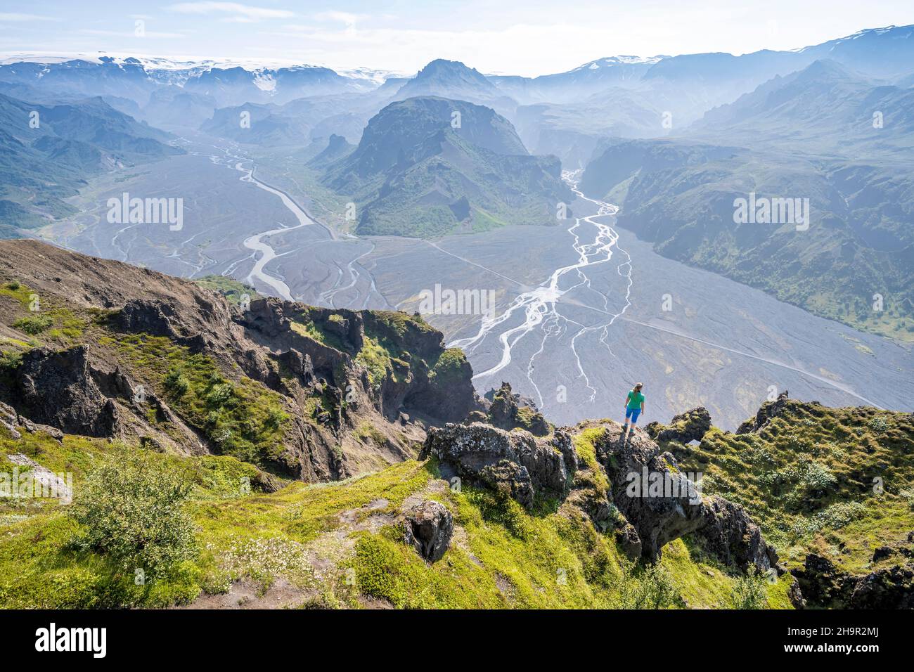Hiker godere di vista, panorama, montagne e fiume ghiacciaio in una valle di montagna, natura selvaggia, ghiacciaio Myrdalsjoekull nella parte posteriore, islandese Foto Stock