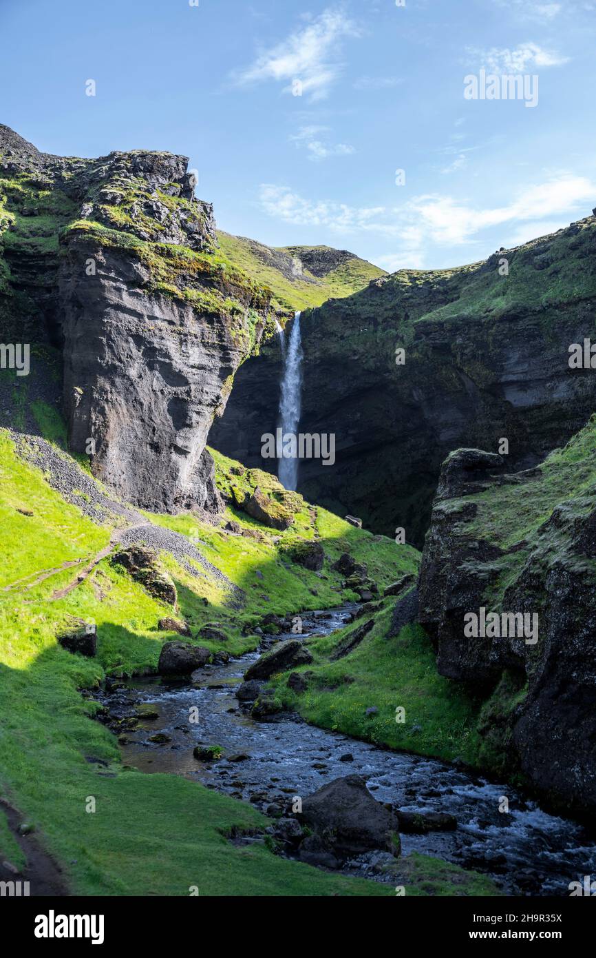 Cascata di Kvernufoss in estate quando il tempo è bello, gola e fiume, Skogar, Sudurland, Islanda del Sud, Islanda Foto Stock