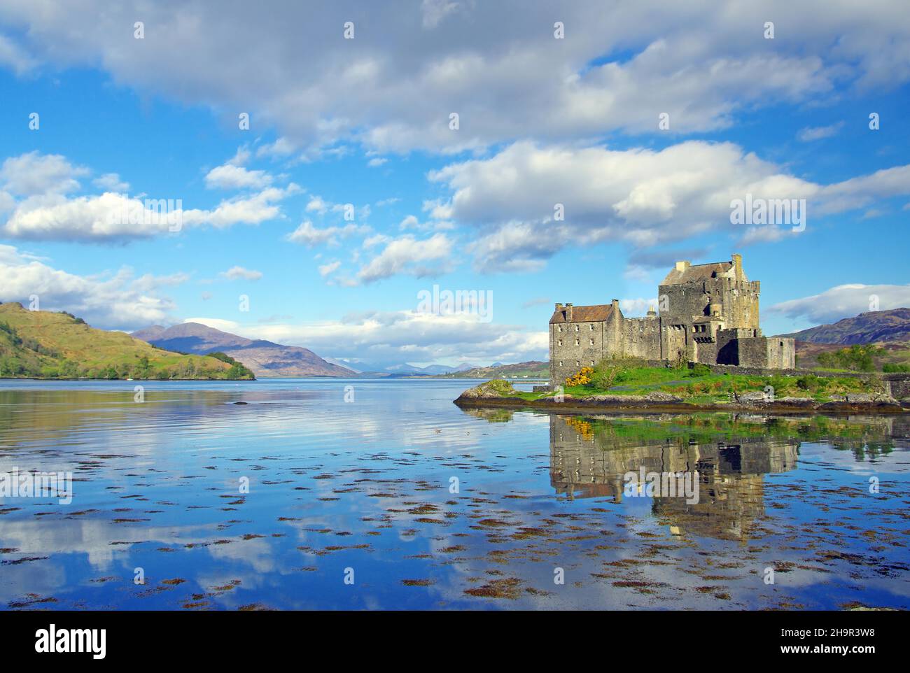 Castello di Eilean Donan riflesso in acqua, castello ormeggiato, Highlands, Dornie, location cinematografiche, Scozia, Gran Bretagna Foto Stock