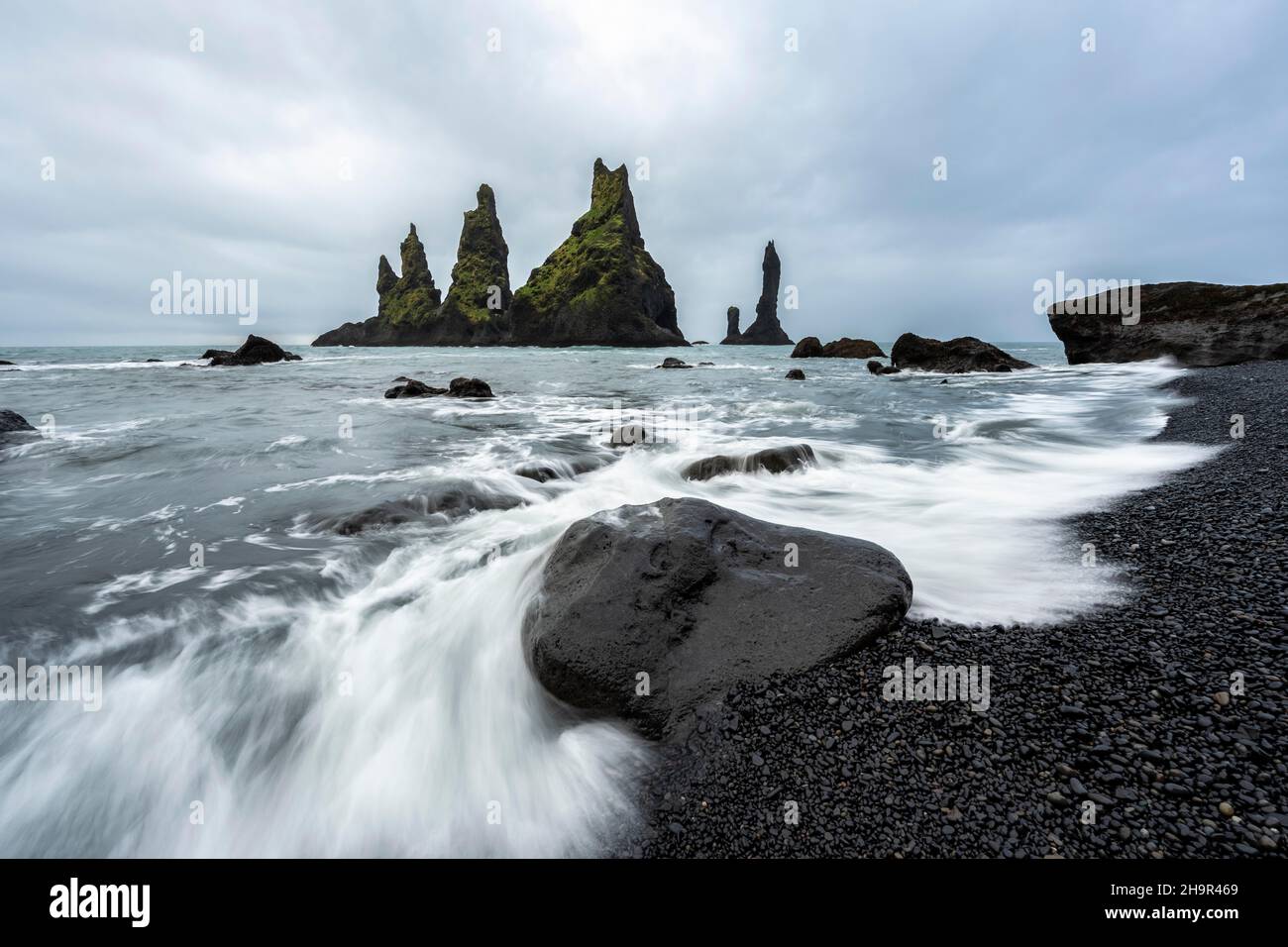Aghi di roccia Reynisdrangar, Spiaggia di sabbia nera Reynisfjara, Vik i Myrdal, Suourland, Islanda del Sud, Islanda Foto Stock