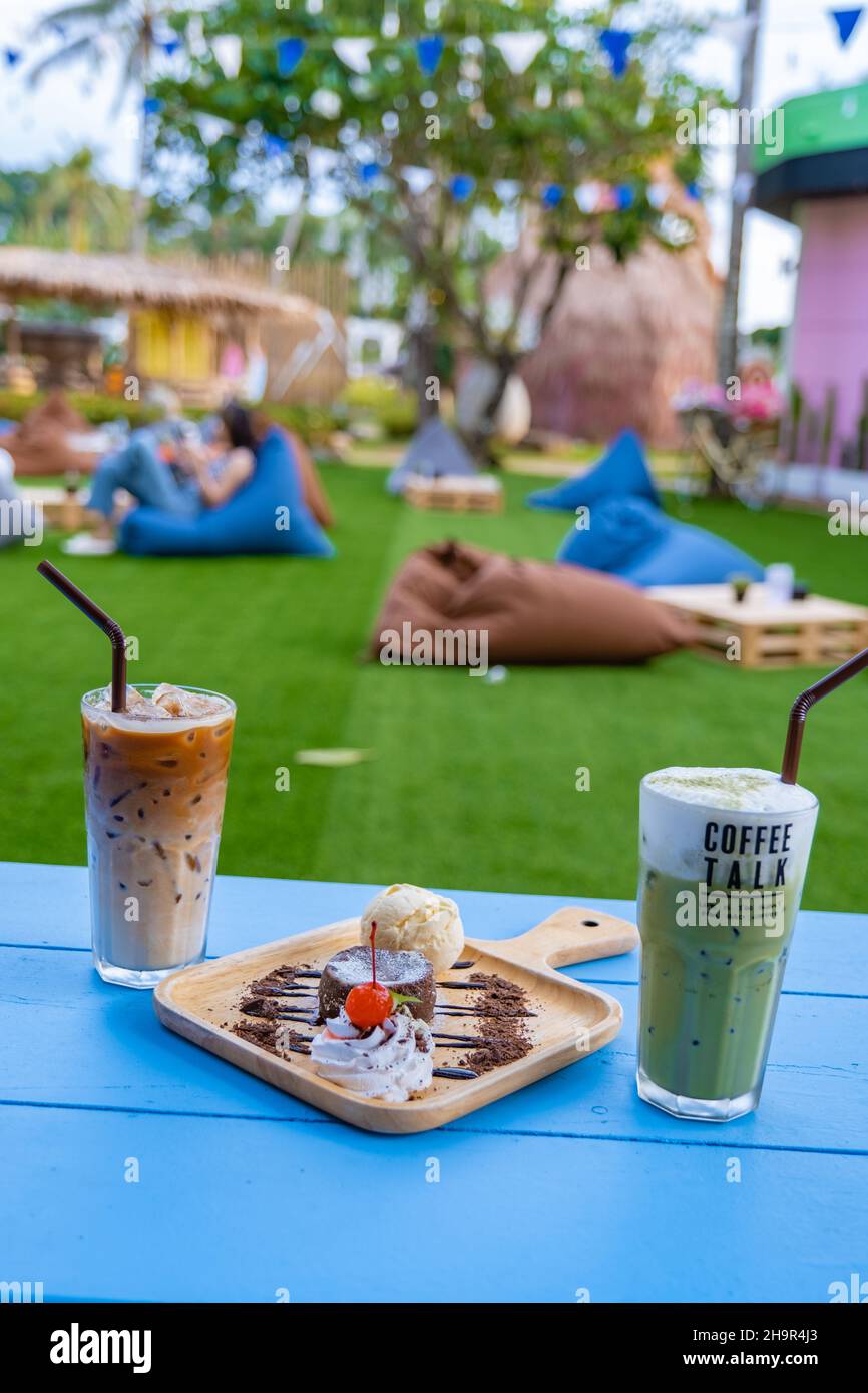 Caffè di ghiaccio Frappuccino e tè di ghiaccio verde, tè di bolla. In un ristorante Foto Stock