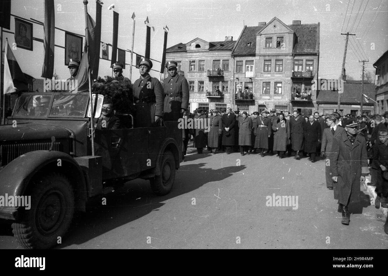Sierpc, 1949-04-03. Ekshumacja i pogrzeb nieznanego pu³kownika radzieckiego poleg³ego podczas wojny. Zw³oki przeniesione z prowizorycznej mogi³y w Chamsku i z³o¿ono na cmentarzu ¿o³nierzy radzieckich w Sierpcu. W pierwszym rzêdzie za trumn¹ id¹: Przedstawiciel armi Radzieckiej pu³kownik W³asow (1L), przedstawiciel Wojska Polskiego genera³ Jerzy Bordzi³owski (2L), wojewoda warszawski Lucjusz dura (4L), przewodnicz¹cy Wojewódzkiej Rady Narodowej Lipert (6L) Sierpc, 3 aprile 1949. L'esumazione e il funerale di un colonnello sovietico sconosciuto caduto nel WW2. Il corpo era transporte Foto Stock