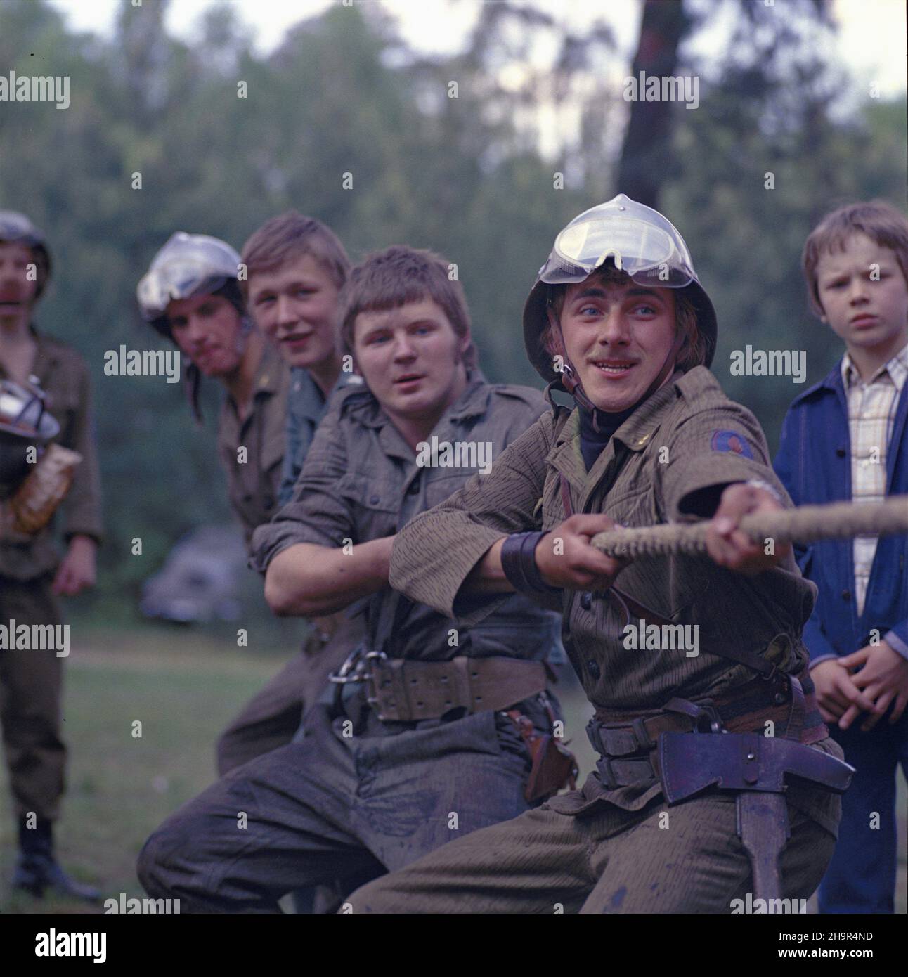 Wola Karczewska 29.05.1977. Festyn z okazji Œwiêta Ludowego (Zielone Œwi¹tki). Zawody w przeci¹ganiu liny. meg PAP/Jan Morek Wola Karczewska, Polonia, 29 maggio 1977. I vigili del fuoco partecipano al concorso Tug of War durante le celebrazioni del Green Festival di Wola Karczewska. PAP/JAN MOREK Foto Stock