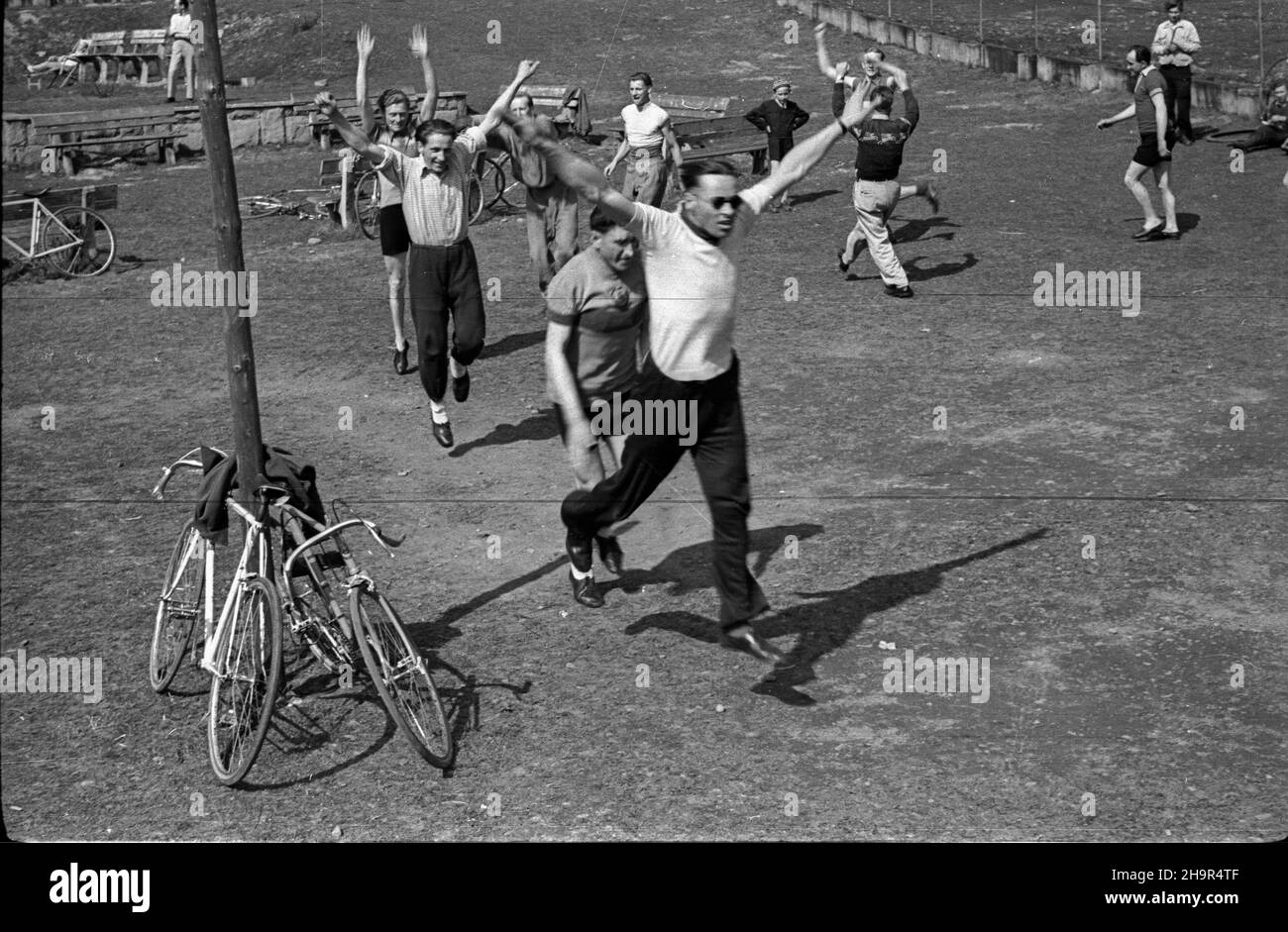 Ustroñ, 1949-04-03. W dniach od 26 marca do 29 kwietnia odbywa³ siê obóz szkoleniowy dla ekipy polskich kolarzy przed wyœcigiem Praga-Warszawa. pierwszy Józef Kapiak, za nim: Boles³aw Napiera³a (2), Roman Bukowski (3), Robert Nowoczek (4), Henryk Czy¿ (6), Marian RzeŸnicki (8), msa PAP Ustron, 3 aprile 1949. Un campo di allenamento per la squadra di ciclista polacca in vista della gara Praga-Varsavia si è svolto dal 26 marzo al 29 aprile. Nella foto: Primo Jozef Kapiak, dietro di lui: Boleslaw Napierala (2), Roman Bukowski (3), Robert Nowoczek (4), Henryk Czyz (6), Marian Rznicki (8). msa PAP Foto Stock