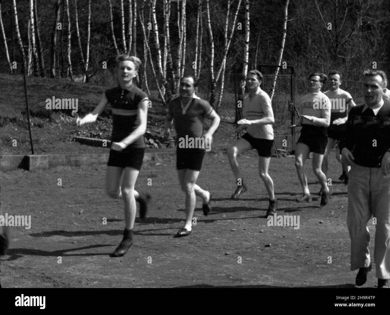 Ustroñ, 1949-04-03. W dniach od 26 marca do 29 kwietnia odbywa³ siê obóz szkoleniowy dla ekipy polskich kolarzy przed wyœcigiem Praga-Warszawa. m.in.: Wilhelm Weglenda (2L), Lucjan Pietraszewski (4L), msa PAP Ustron, 3 aprile 1949. Un campo di allenamento per la squadra di ciclista polacca in vista della gara Praga-Varsavia si è svolto dal 26 marzo al 29 aprile. Nella foto: Wilhelm Weglenda (2nd a sinistra), Lucjan Pietraszewski (4th a sinistra), tra gli altri. msa PAP Foto Stock