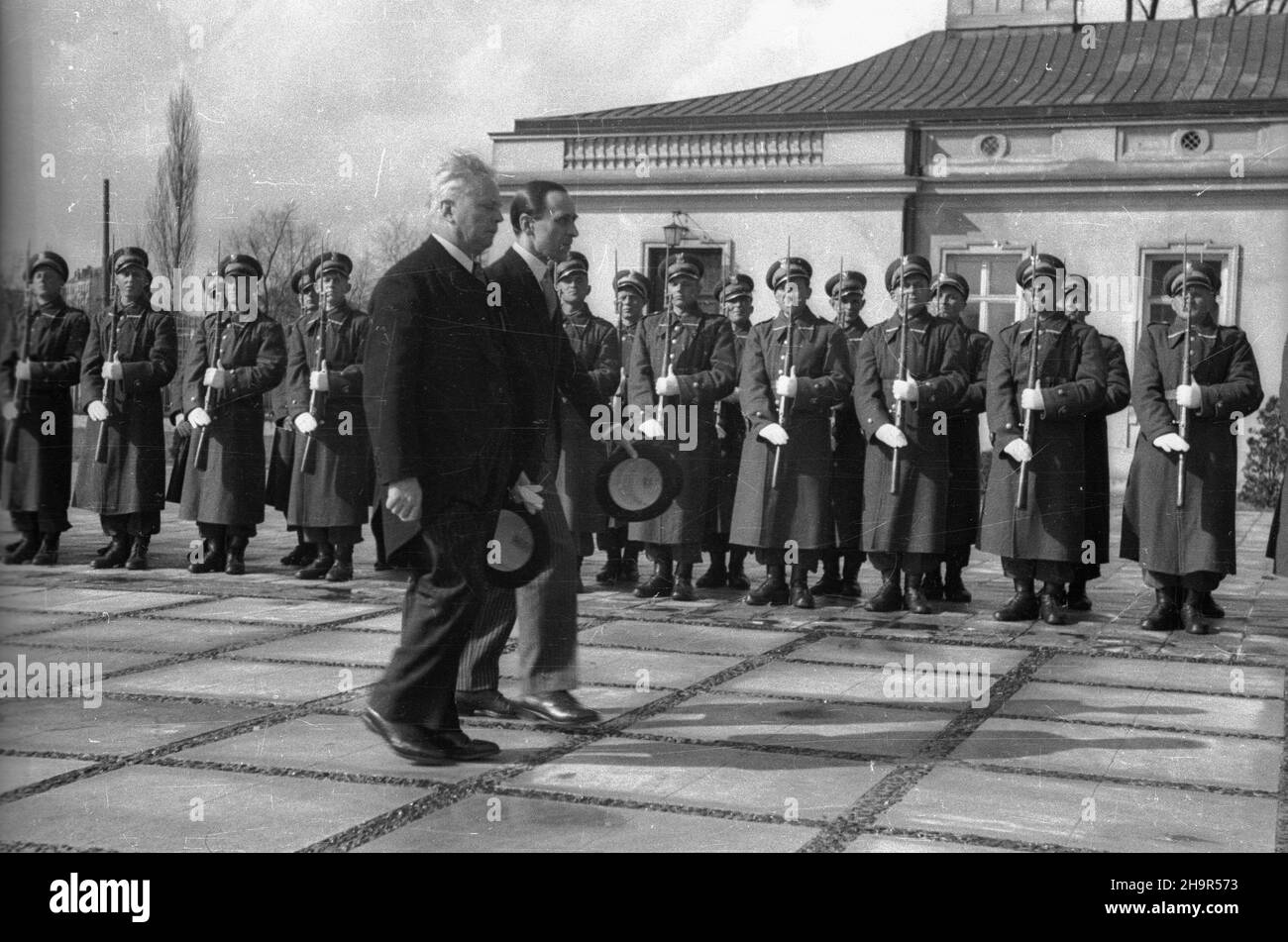 Warszawa, 1949-04-05. Belweder. Z³o¿enie listów uwierzytelniaj¹cych przez ambasadora Belgi. NZ. pose³ nadzwyczajny i ministro pe³nomocny Belgi Artur Joseph Alexis Wauters (L) oraz szef protoko³u dyplomatycznego Adam Gubrynowicz. msa PAP Varsavia, 5 aprile 1949. Il Palazzo Belvedere. L'ambasciatore belga presenta le sue credenziali. Nella foto: inviato straordinario e plenipotenziario ministro Artur Joseph Alexis Wauters (a sinistra) e capo del protocollo diplomatico Adam Gubrynowicz. msa PAP Foto Stock