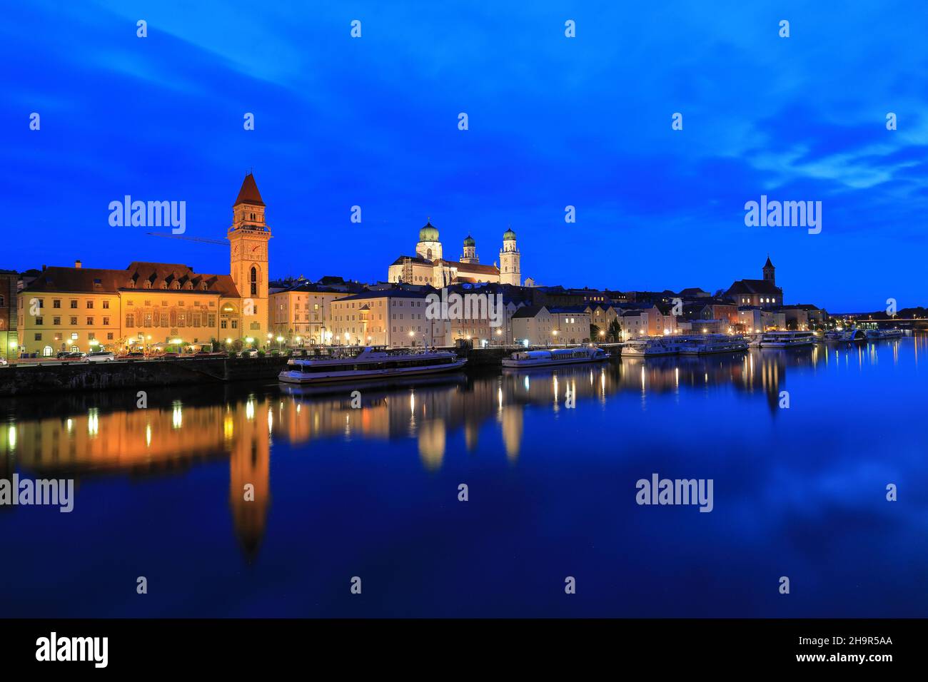 Chiesa di San Paolo, Cattedrale di Santo Stefano, Municipio, nave, Danubio, fiume, centro storico, ora blu, riflessione, Passau, Bassa Baviera, Baviera Foto Stock