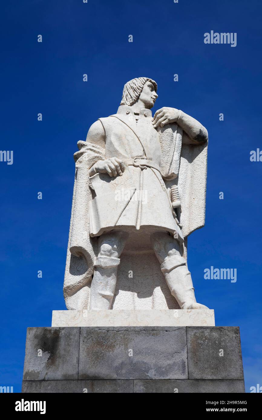Porta della città vecchia con monumento all'esploratore Goncalo Velho Cabral, Ponta Delgada, Isola di Sao Miguel, Portuga, Europa Foto Stock