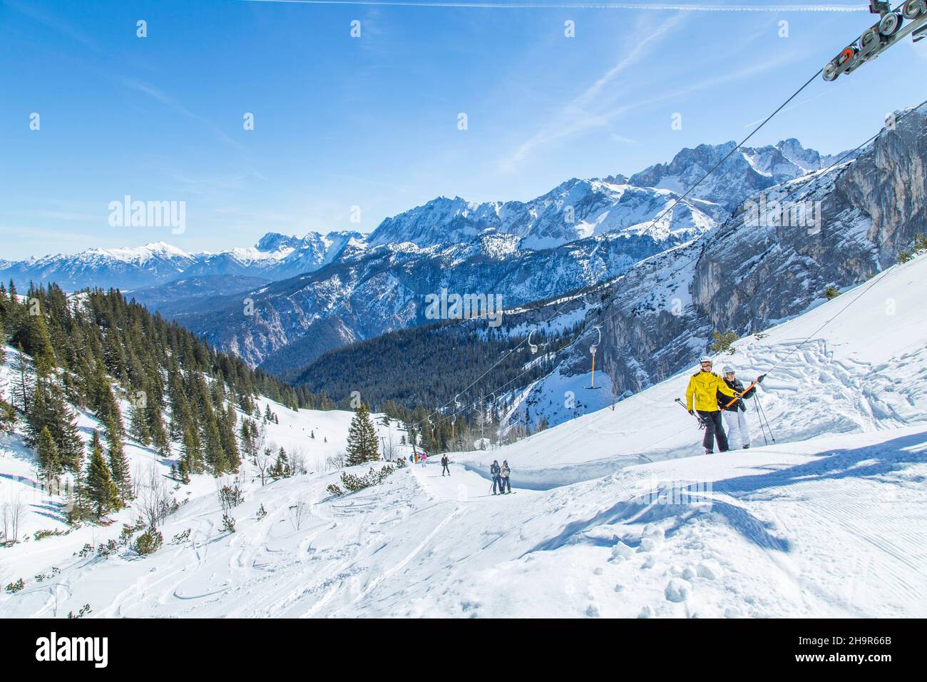 Paradiso della neve in polvere Bernadein, ascensore T-bar, zona sciistica di Garmsich Classic, Garmisch-Partenkirchen, alta Baviera, Germania Foto Stock