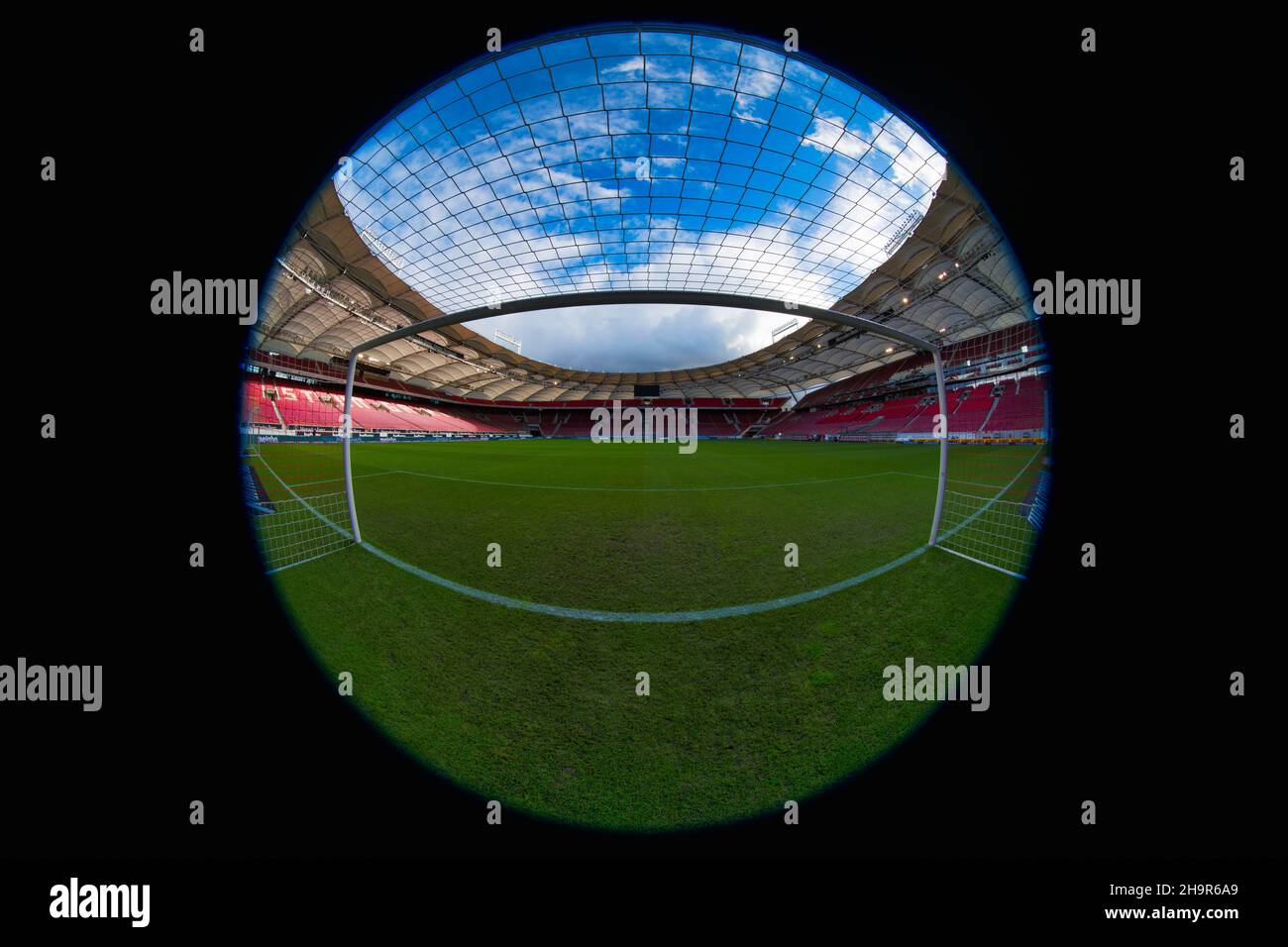 Vista dello stadio vuoto dal gol, partita fantasma, Mercedes-Benz Arena, Stoccarda, Baden-Wuerttemberg, Germania Foto Stock