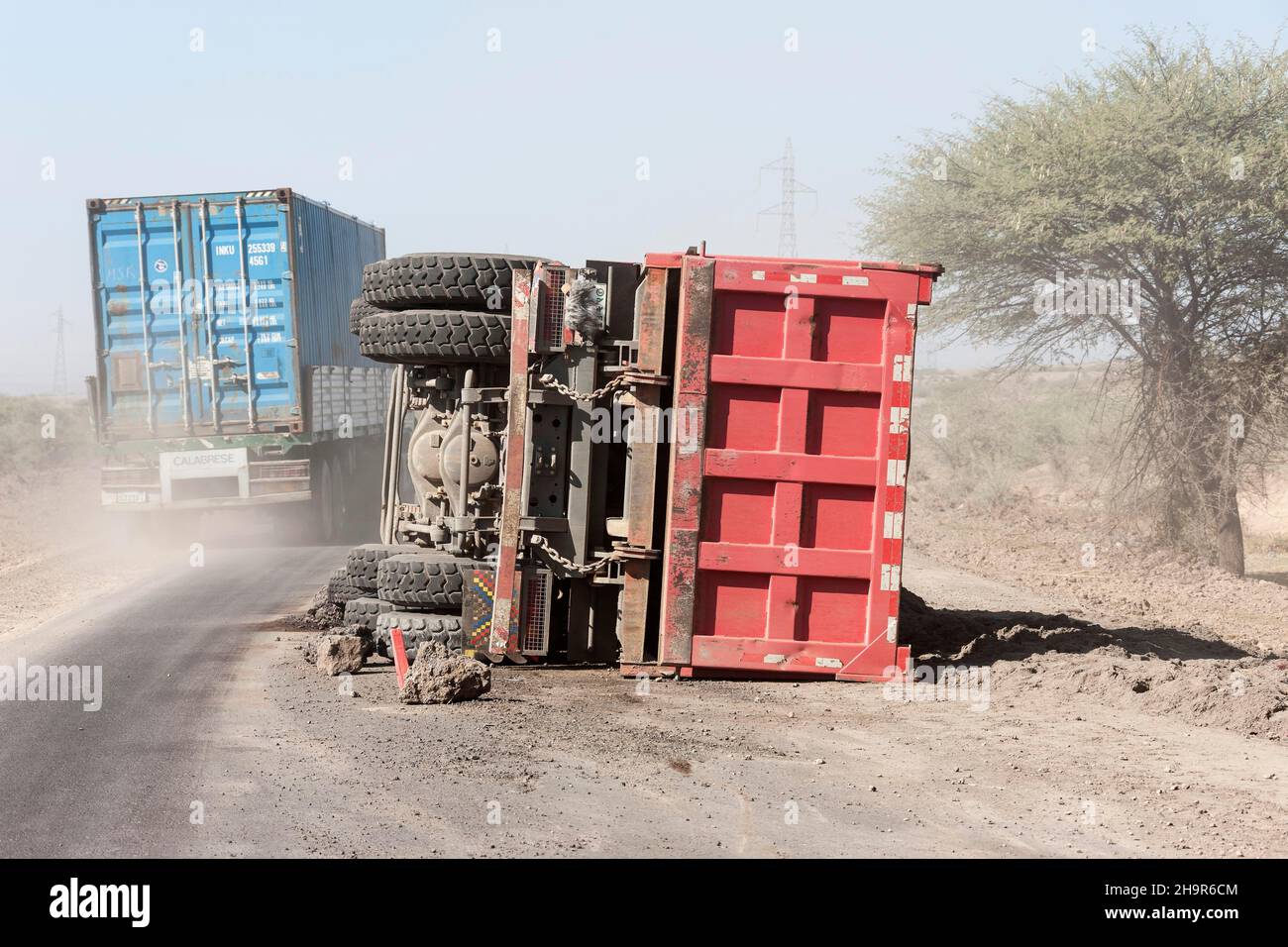 Camion incidente su strada, strada rurale, Etiopia Foto Stock