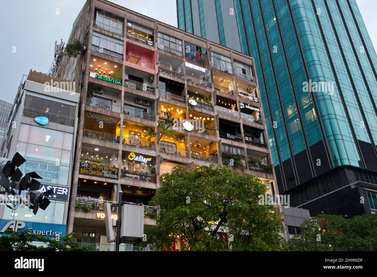 Edificio con innumerevoli ristoranti e bar, Skyline Saigon, Centre, District 1, ho Chi Minh City, Vietnam Foto Stock