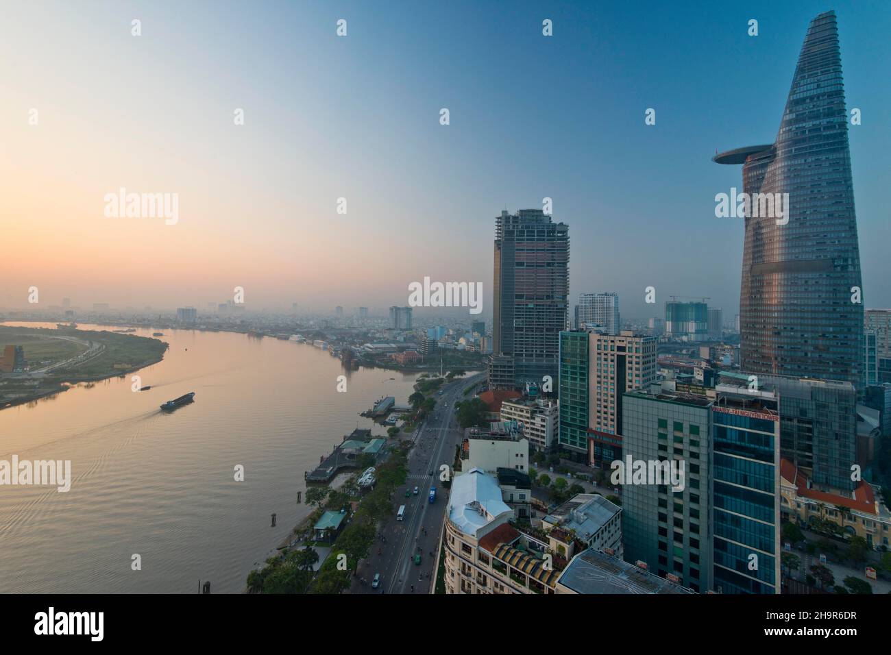 Dawn Sunrise Skyline Saigon, Centro con Torre Bitexco, Distretto 1, ho Chi Minh City, Vietnam Foto Stock