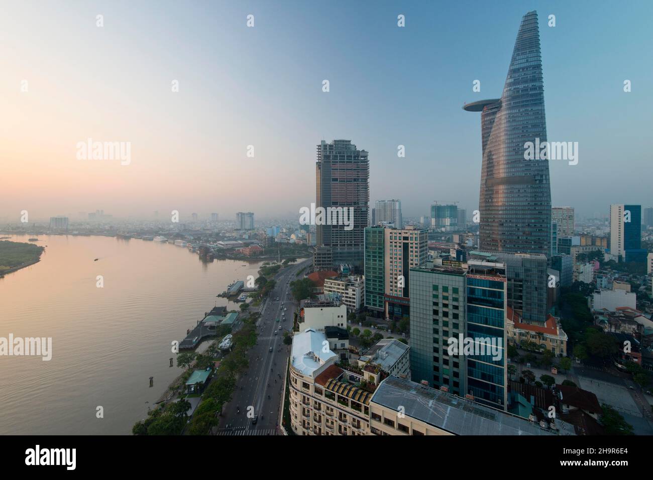 Dawn Sunrise Skyline Saigon, Centro con Torre Bitexco, Distretto 1, ho Chi Minh City, Vietnam Foto Stock