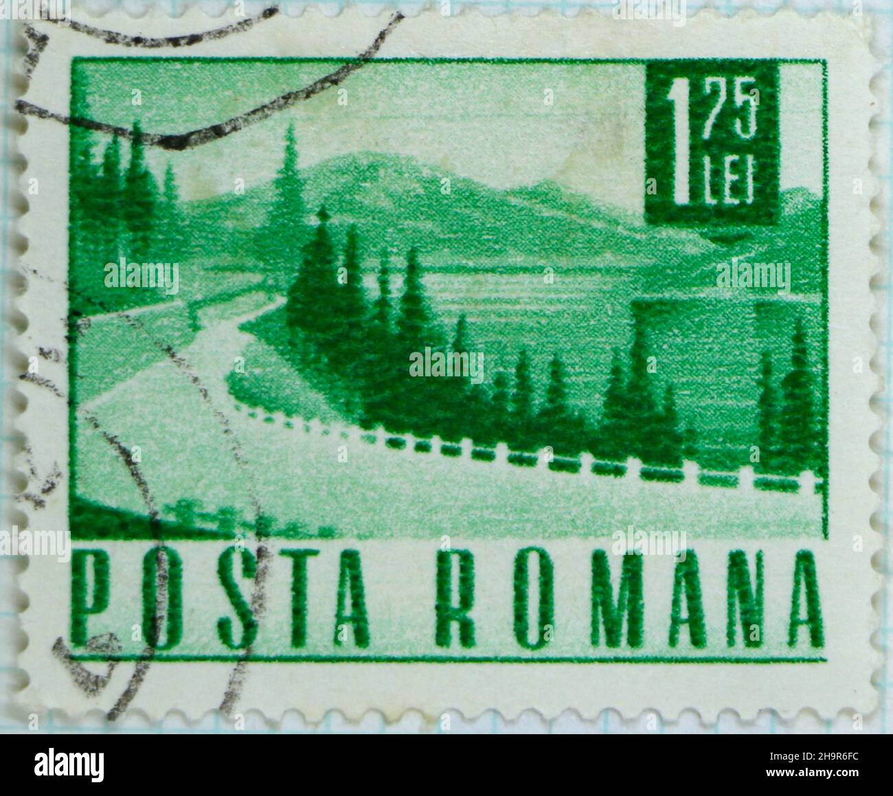 Foto di un francobollo verde dalla Romania con paesaggio Foto Stock