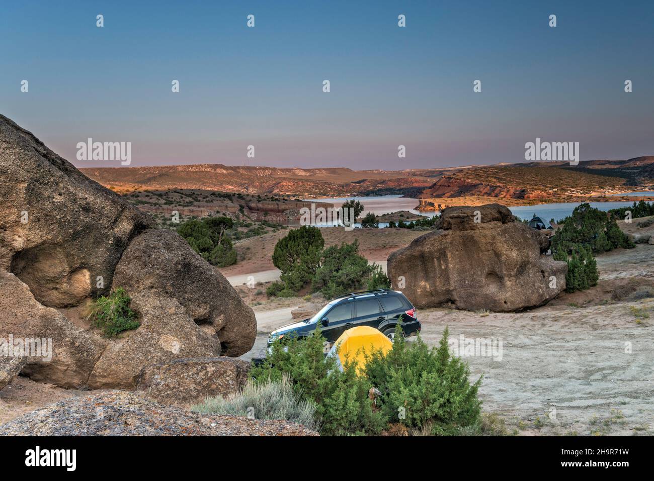 Campeggio a Cottonwood Beach Campground, sopra Alcova Reservoir sul fiume North Platte, alba, vicino Alcova, Wyoming, USA Foto Stock