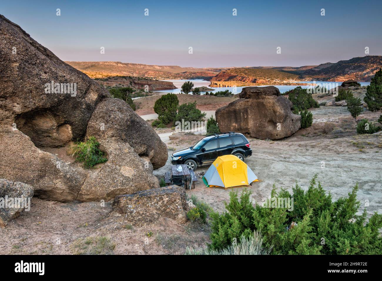 Campeggio a Cottonwood Beach Campground, sopra Alcova Reservoir sul fiume North Platte, alba, vicino Alcova, Wyoming, USA Foto Stock