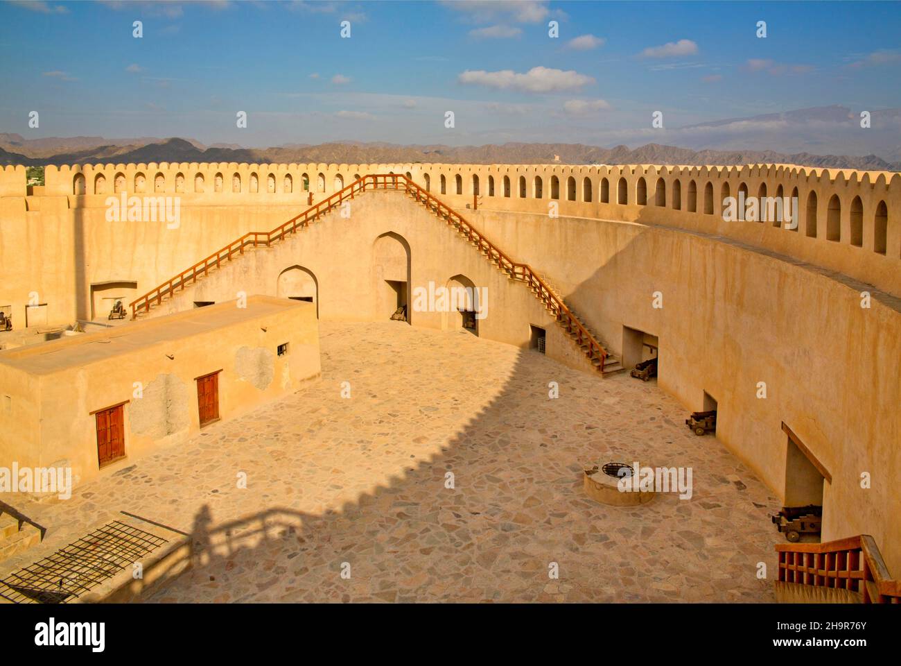 Torre rotonda di Cannon, Forte di Nizwa, Oasis City di Nizwa, Nizwa, Oman Foto Stock