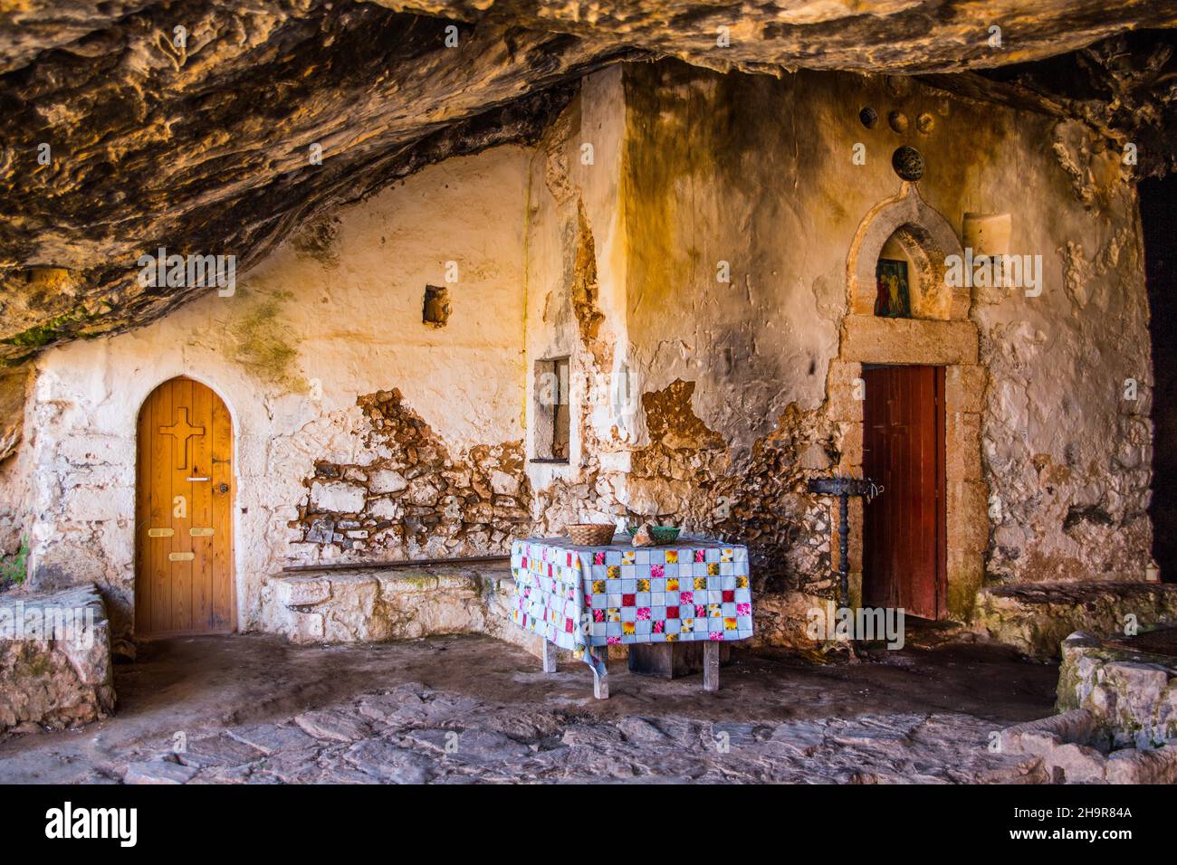 Panagia Arkoudiotisa, caverna dell'orso con colonne del sinter con la piccola cappella, Creta, Penisola di Akrotiri, Creta, Grecia Foto Stock