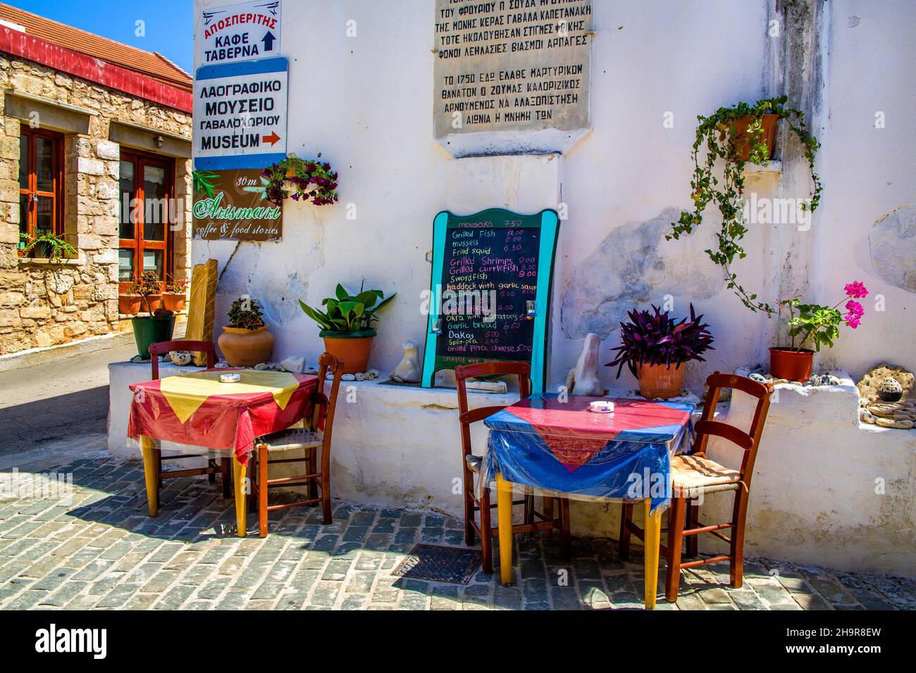 Caffè, Gavalochori villaggio con il suo carattere originale, Creta, Gavalochori, Creta, Grecia Foto Stock