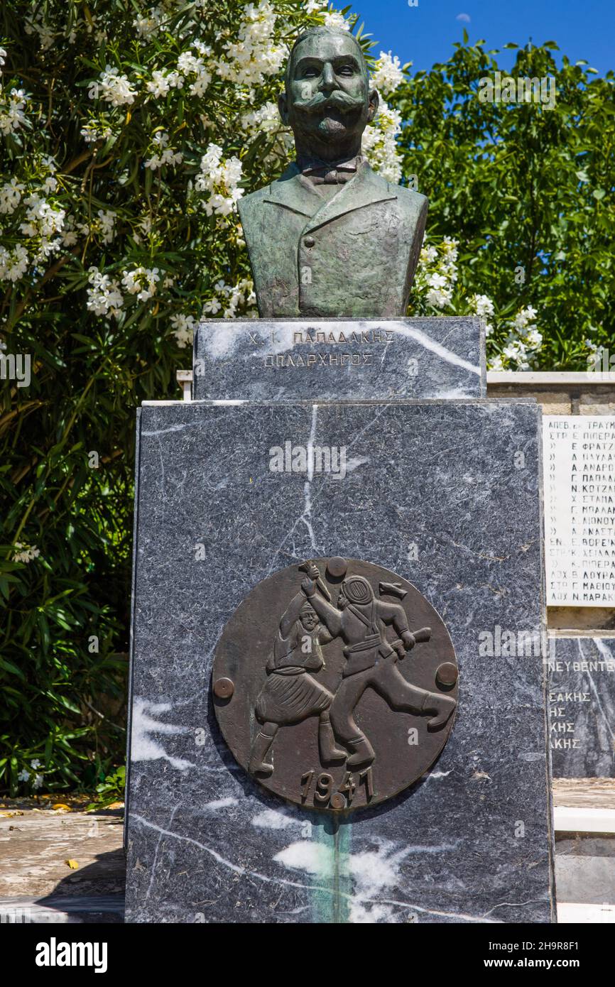 Monumento ai caduti, villaggio di Gavalochori con il suo carattere originale, Creta, Gavalochori, Creta, Grecia Foto Stock