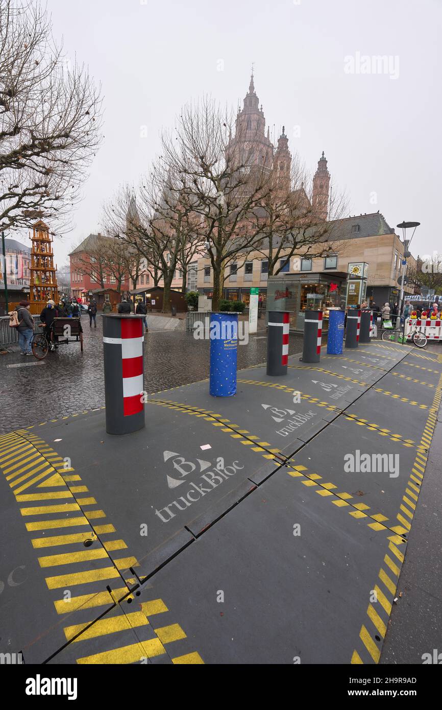 Una barriera per camion protegge l'accesso al mercatino di Natale di Domplatz, di fronte alla Cattedrale di Magonza. Magonza, Renania-Palatinato, Germania Foto Stock