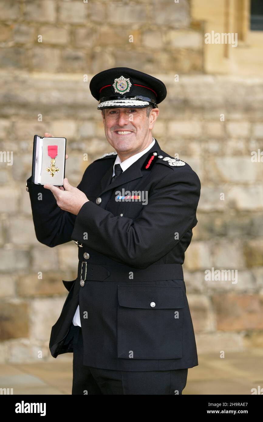 Phillip Garrigan, direttore del servizio di soccorso e incendio di Merseyside, con il suo premio dopo che è stato nominato un OBE (ufficiale dell'Ordine dell'Impero britannico) dal Principe di Galles durante una cerimonia di investitura al Castello di Windsor. Data foto: Mercoledì 8 dicembre 2021. Foto Stock