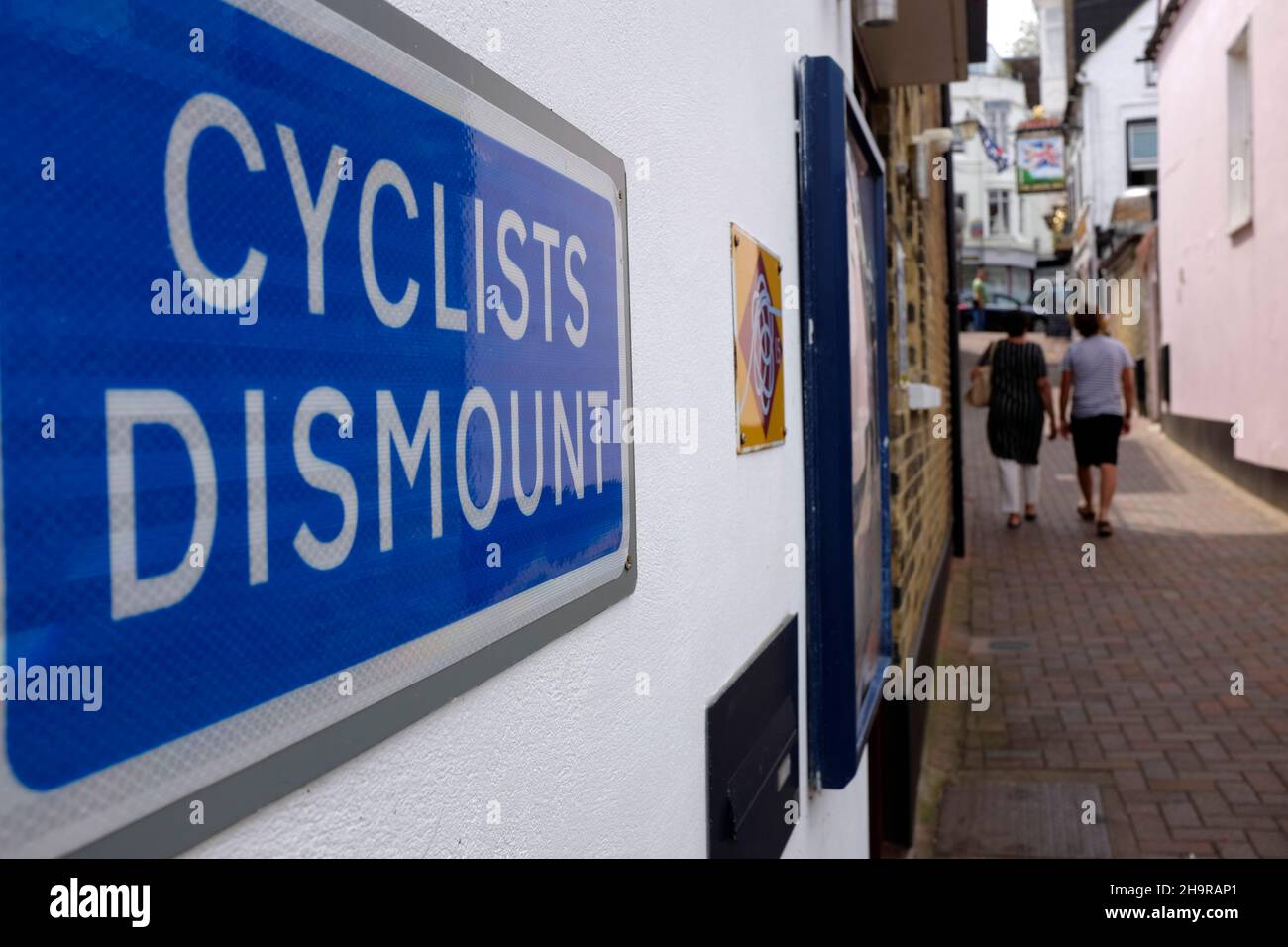 Avvertenza,insegna,ciclisti,scendere,segno,Cowes,Isola di Wight,Inghilterra,Regno Unito, Foto Stock