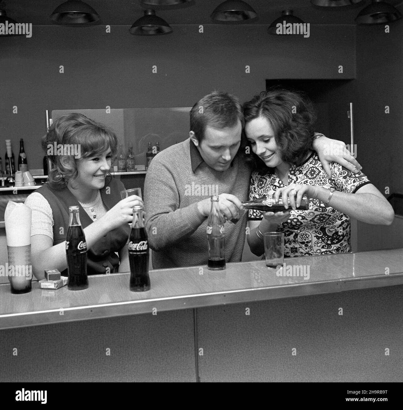 Polska, 1972-10. W Polskich Zak³adach Piwowarskich w Warszawie, rozpoczêto produkcjê napoju gazowanego Coca-Cola, na licencji amerykañskiej. Coca-Cola sta³a siê w Polsce symbolem dobrobytu lat 70. i otwarcia na Zachód. NZ. gruca m³odzie¿y pije Coca-Colê. ³p PAP/Andrzej Rybczyñski Dok³adny dzieñ wydarzenia nieustalony. Polonia, ottobre 1972. Una birreria polacca inizia la produzione di Coca-Cola, su licenza statunitense. Coca-Cola divenne il simbolo del benessere in Polonia negli anni 1970 e l'openess del paese ad ovest. Nella foto: Giovani che bevono Coca-Cola. ³p PAP/Andrzej Ry Foto Stock