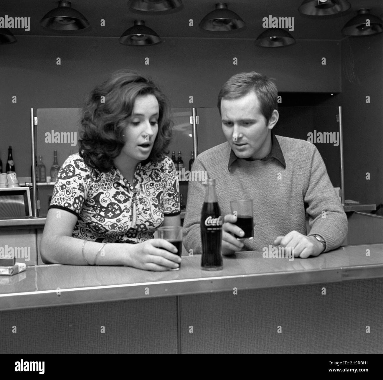 Polska, 1972-10. 19. Lipca 1972 rozpoczêto produkcjê Coca-Coli w Polskich Zak³adach Piwowarskich w Warszawie, na zasadzie licencji. Dostêpnoœæ Coca-Coli w Polskiej Rzeczpospolitej Ludowej (PRL) sta³a siê symbolem ratobytu pocz¹tku lat siedemdziesi¹tych i otwarcia nowego kierownictha Polskiej Zjednoczonej Partii Robotniczej (PZPR) na zachód. NZ. ch³opak i dziewczyna pij¹ Coca-Colê. ³p PAP/Andrzej Rybczyñski Dok³adny dzieñ wydarzenia nieustalony. Polonia, ott., 1972. Luglio 19 in Polish Brewer Works ha avviato la produzione di licenze di Coca-Cola. La disponibilità di Coca-Cola era un simbolo o Foto Stock