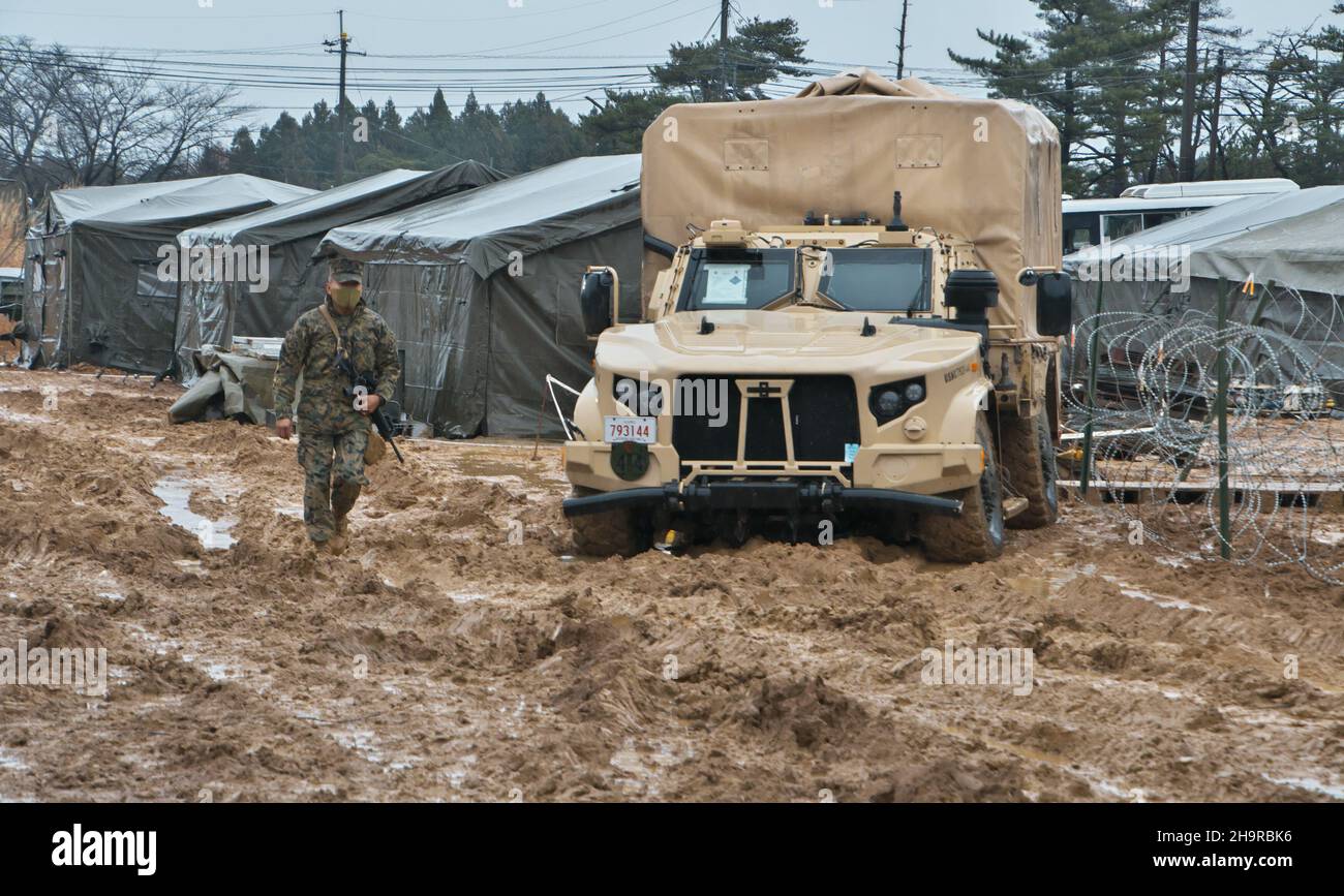 Shikama, Ohira, Taiwa, Giappone. 08th Dic 2021. I Marines statunitensi JLTV (Joint Light Tactical Vehicle) sono visti nel fango durante il JGSDF e l'esercizio militare congiunto marino statunitense "Resolute Dragon 21" presso i centri di prova di Ojojihara nella Prefettura di Miyagi, Giappone, il 8 dicembre 2021. Foto di Keizo Mori/UPI Credit: UPI/Alamy Live News Foto Stock
