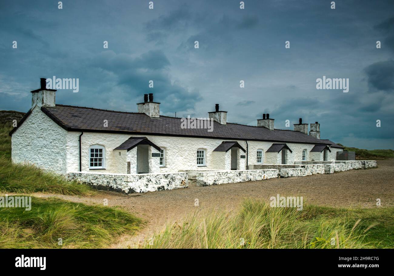 Row of Pilot Cottages sull'isola di Llanddwyn al largo della costa di Anglesey vicino a Newborough Warren North Wales. Fotografato nel mese di settembre Foto Stock