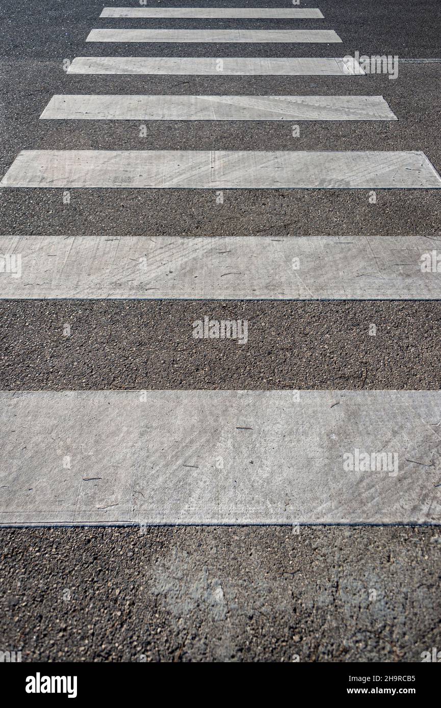 Strada con zebra che attraversa, prospettiva Foto Stock