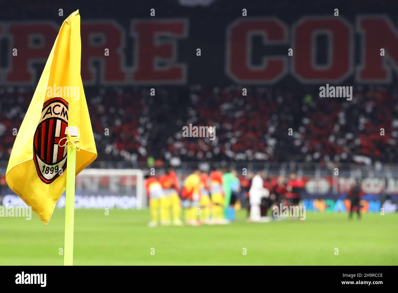 Milano, 7th dicembre 2021. Una visione generale che mostra una bandiera d'angolo con il marchio AC Milan prima del calcio d'inizio nella partita UEFA Champions League a Giuseppe Meazza, Milano. Il credito d'immagine dovrebbe essere: Jonathan Moscrop / Sportimage Credit: Sportimage/Alamy Live News Foto Stock